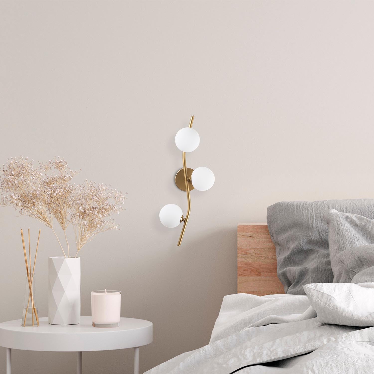 Entdecken Sie die elegante Wandleuchte 7147 - Antique von Opviq. Ideal für stilvolle Akzente in jedem Raum, vereint sie modernes Design mit zeitloser Raffinesse.