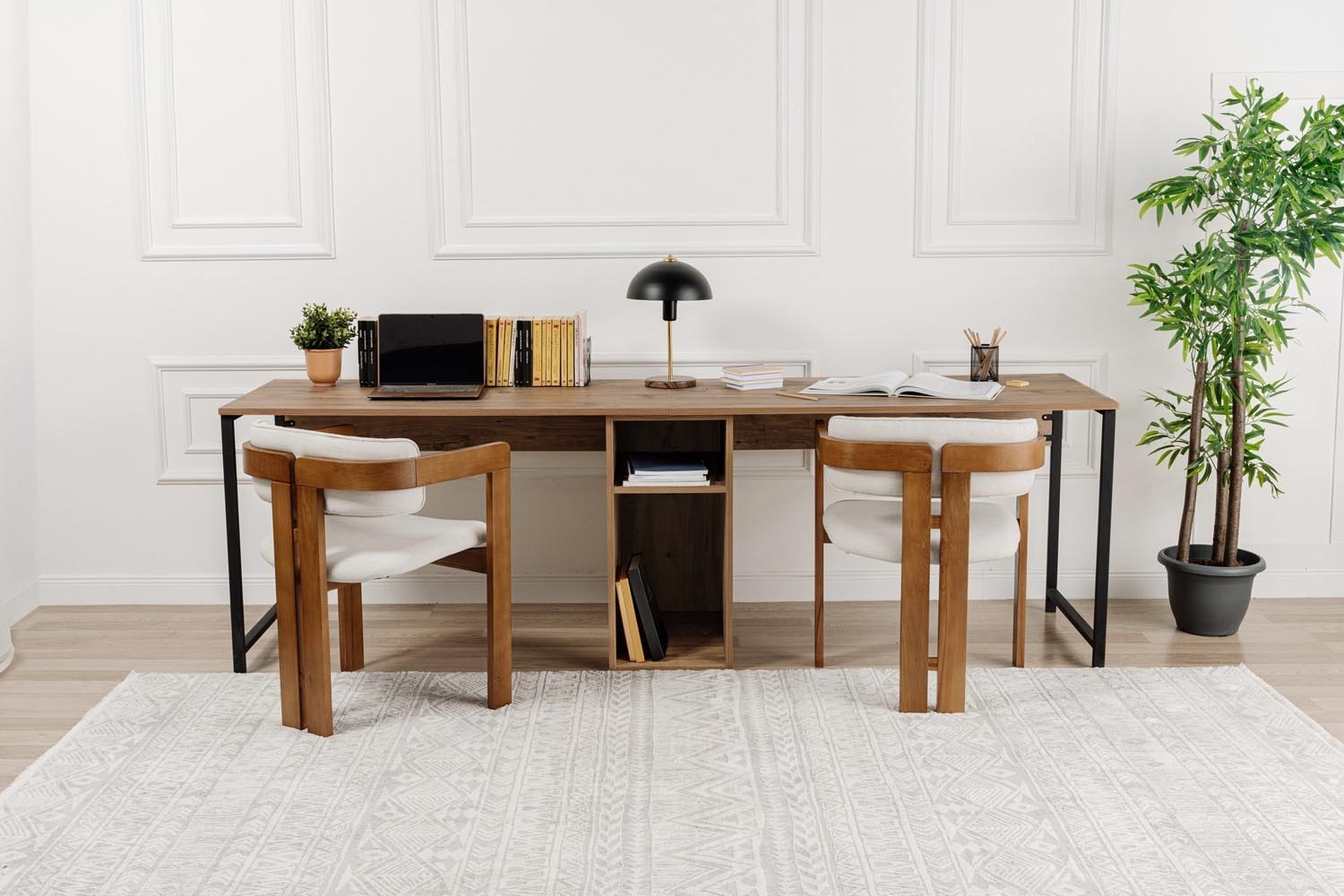 Optimieren Sie Ihren Arbeitsplatz mit dem Twin Study Desk in stilvollem Schwarz und atlantischer Kiefer. Ideal für Produktivität und Eleganz!