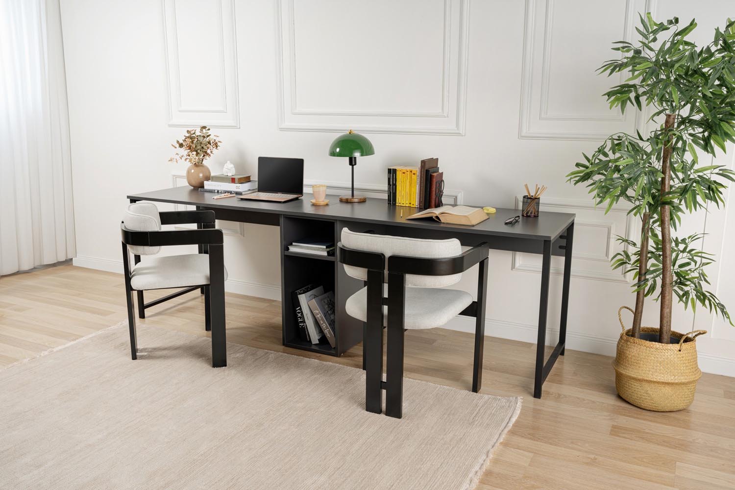 Erleben Sie den Twin Study Desk von Nordure in elegantem Anthrazit Schwarz – ein moderner Schreibtisch mit robustem Design und großzügigem Stauraum.