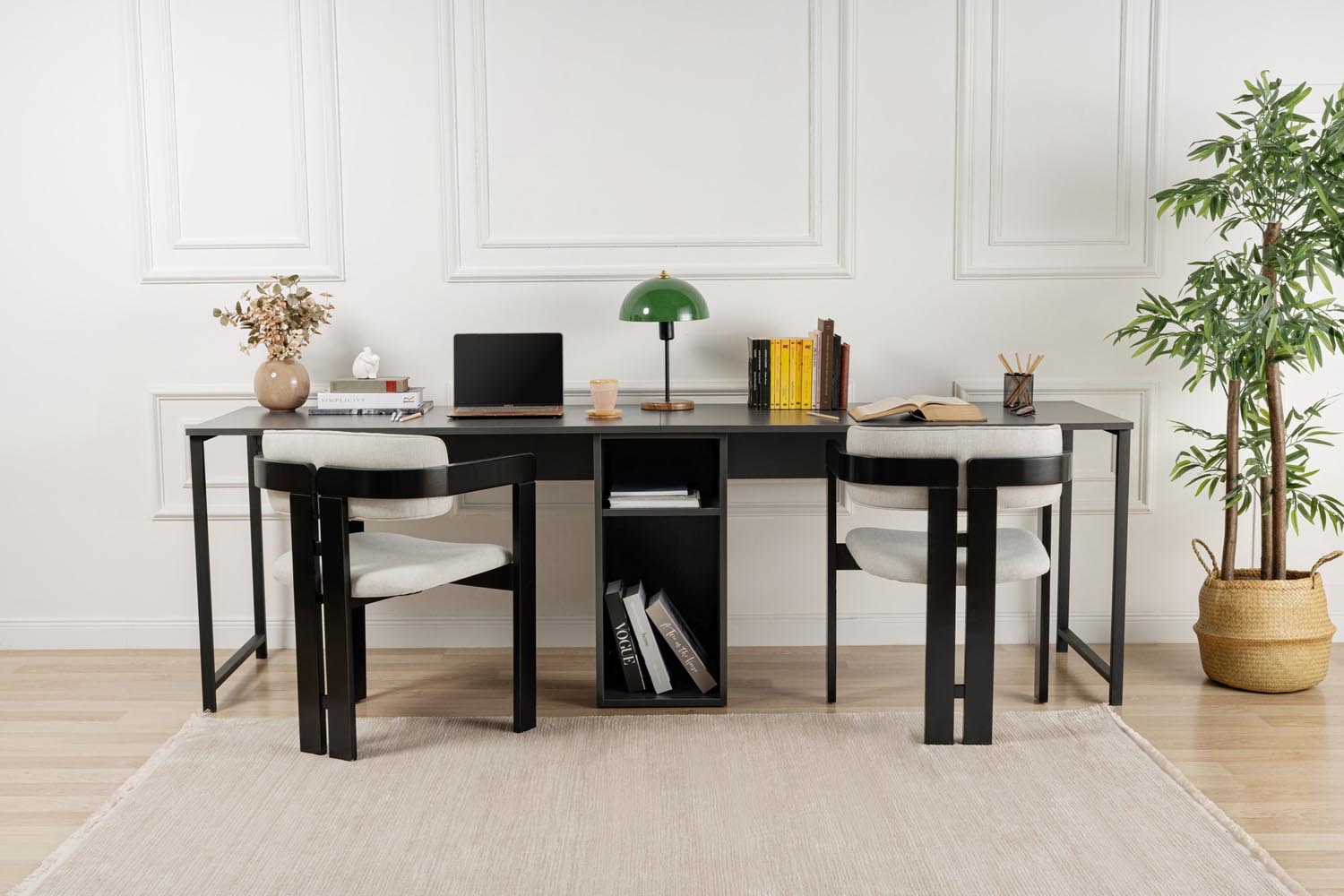 Gestalten Sie Ihr Arbeitszimmer mit dem Twin Study Desk von Nordure in stilvollem Anthrazit Schwarz – langlebig, funktional und inspirierend.