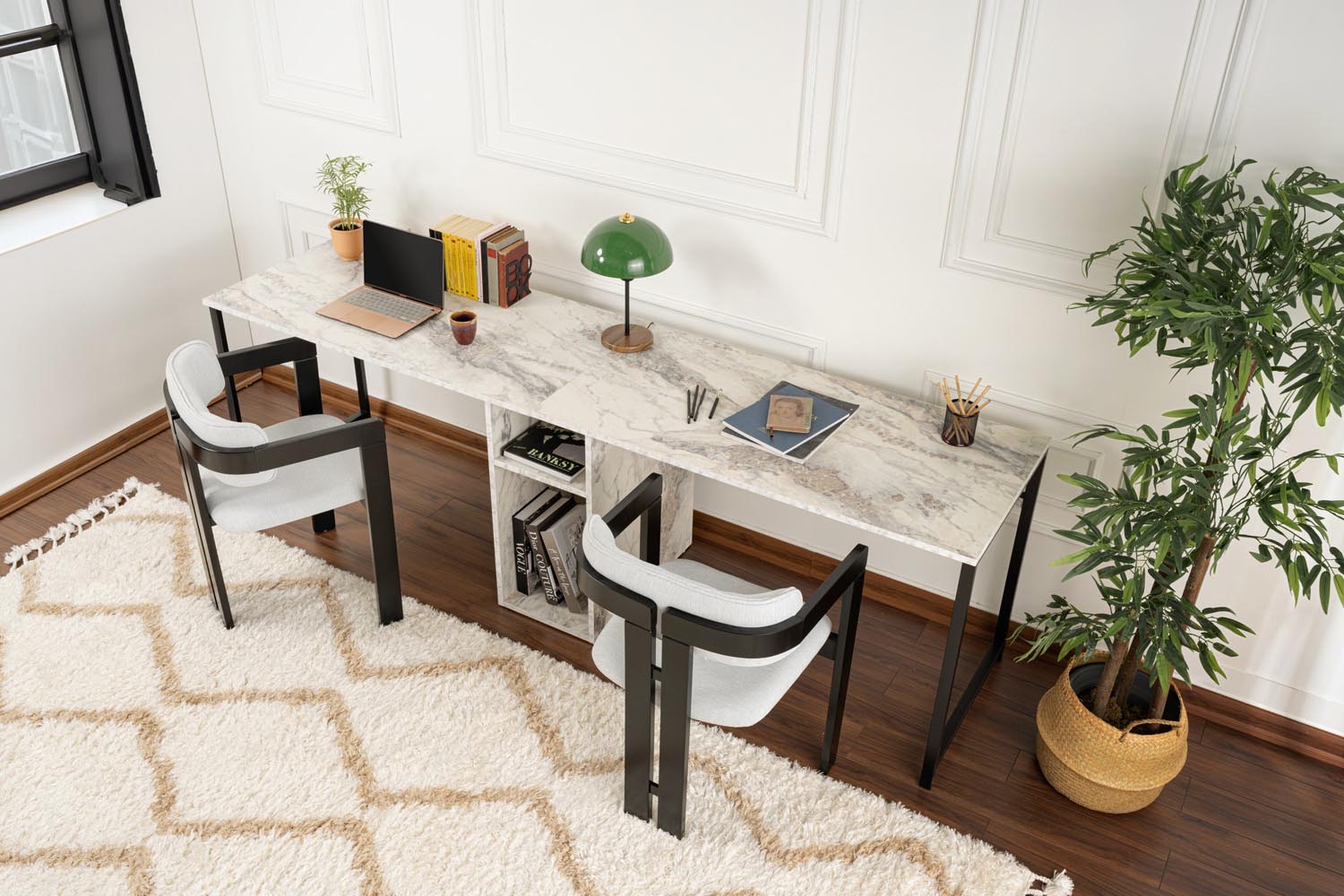 Entdecken Sie den Twin Study Desk - Freesia Marble, Black von Nordure. Stilvoll, funktional und ideal für einen organisierten Arbeitsplatz.