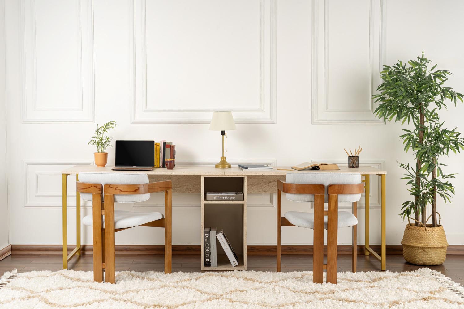 Entdecken Sie den Twin Study Desk in Travertin Gold von Nordure – ein eleganter Schreibtisch, der Stil und Funktionalität für Ihr Home Office vereint.