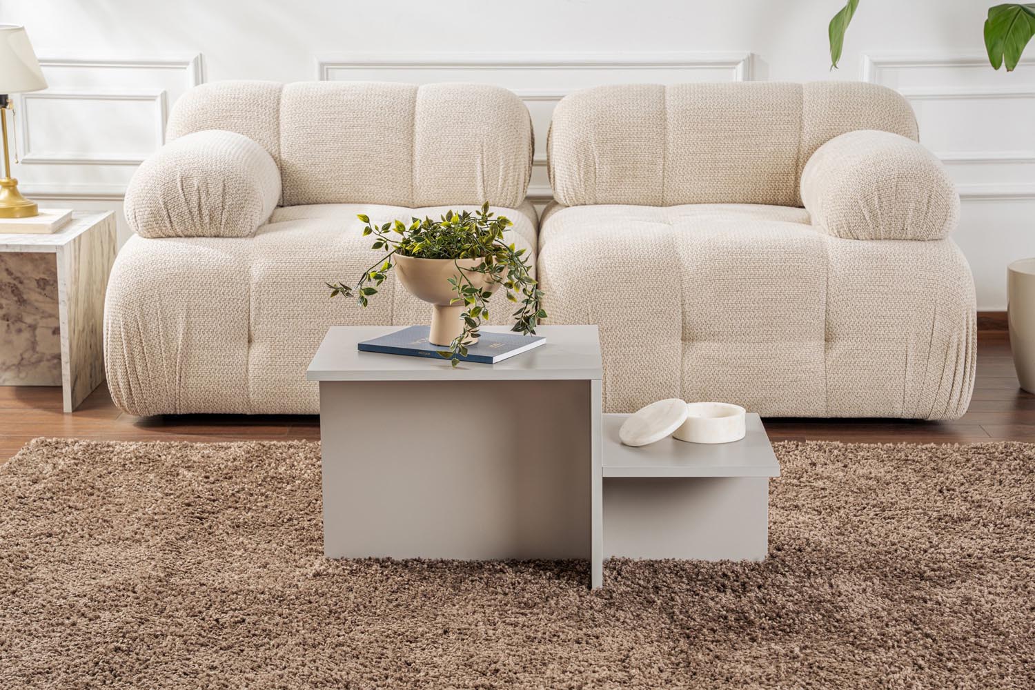 Verleihen Sie Ihrem Zuhause mit dem Harmony Sofatisch in Grau von Nordure einen Hauch von Eleganz. Perfekt für jeden Raum, stilvoll und funktional.