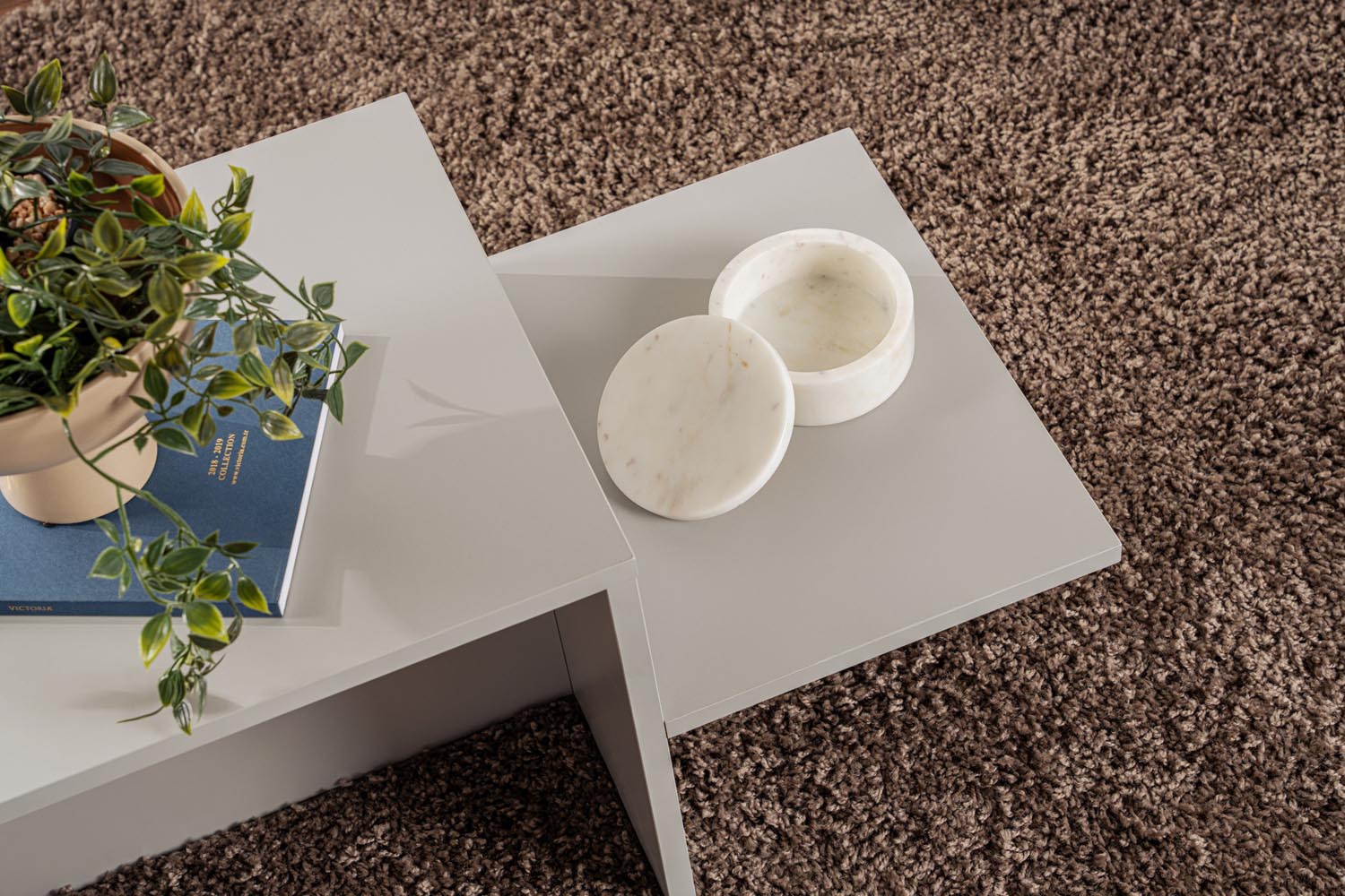 Der Harmony Sofatisch in Grau von Nordure kombiniert modernes Design mit Funktionalität. Ideal für jedes Wohnzimmer, robust und stilvoll.