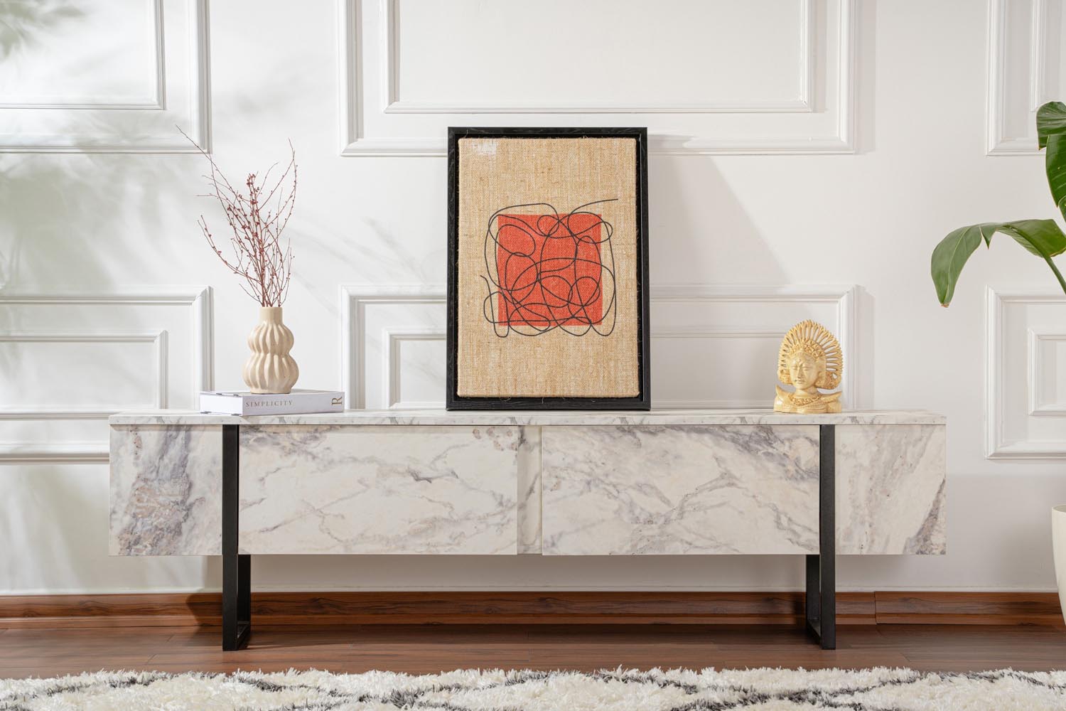 Entdecken Sie das Serenity Sideboard in Freesia-Marmor Schwarz von Nordure – ein elegantes Möbelstück, das Funktionalität und Stil vereint.