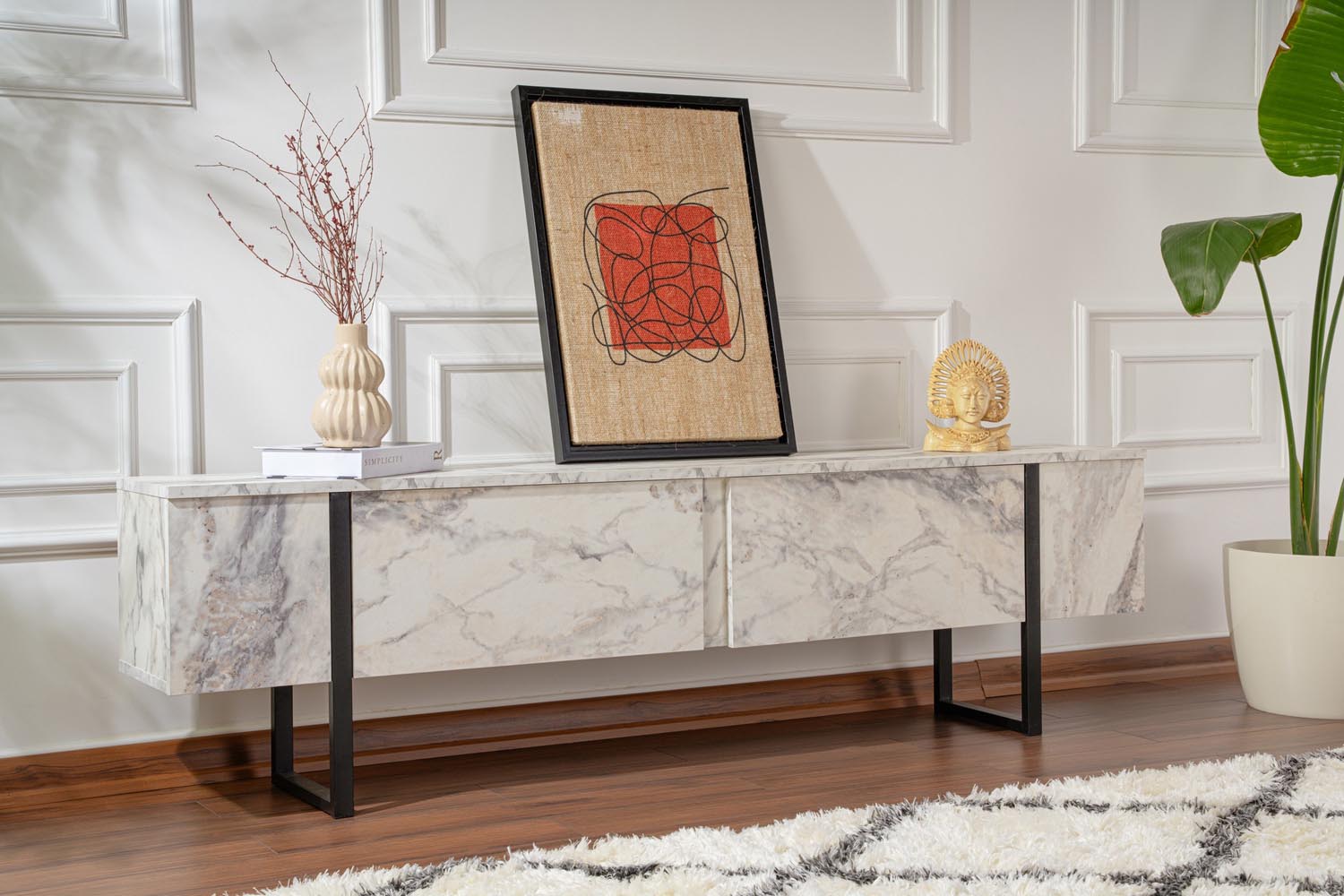Erleben Sie das Serenity Sideboard in Freesia-Marmor Schwarz von Nordure – ein stilvolles Highlight für Ihr Zuhause, das Eleganz und Funktionalität vereint.