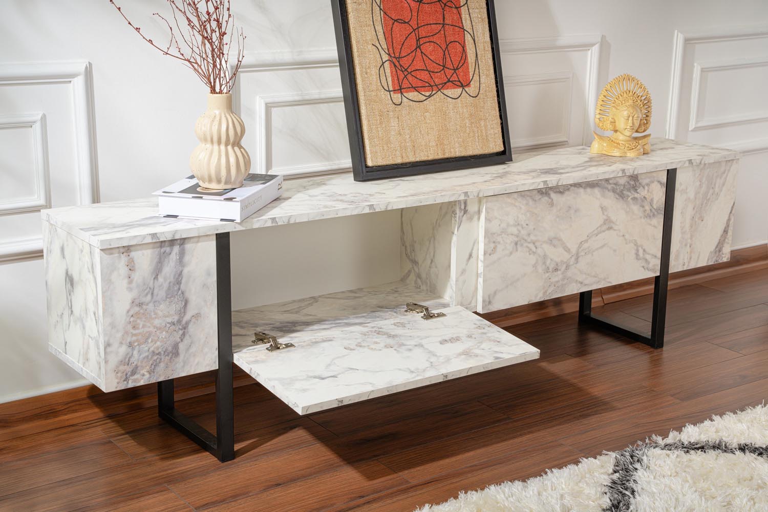 Entdecken Sie das Serenity Sideboard in Freesia-Marmor Schwarz von Nordure – ein elegantes Möbelstück, das Stil und praktischen Stauraum vereint.