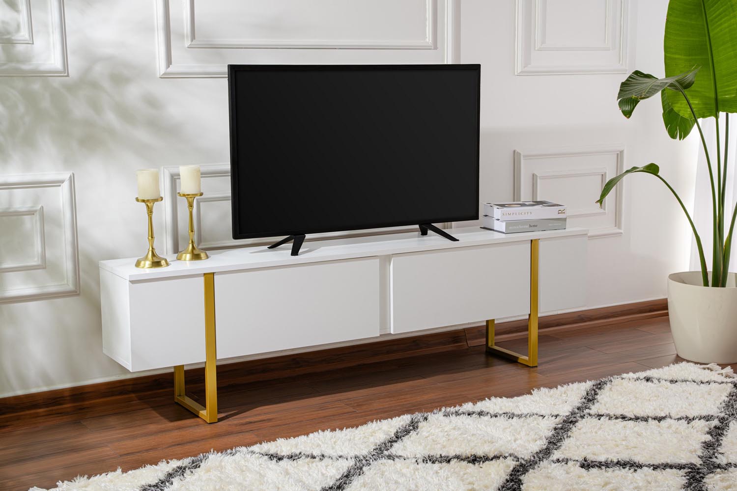 Entdecken Sie das Serenity Sideboard in Weiß und Gold von Nordure – ein eleganter TV-Ständer, der Stil und Funktionalität vereint.