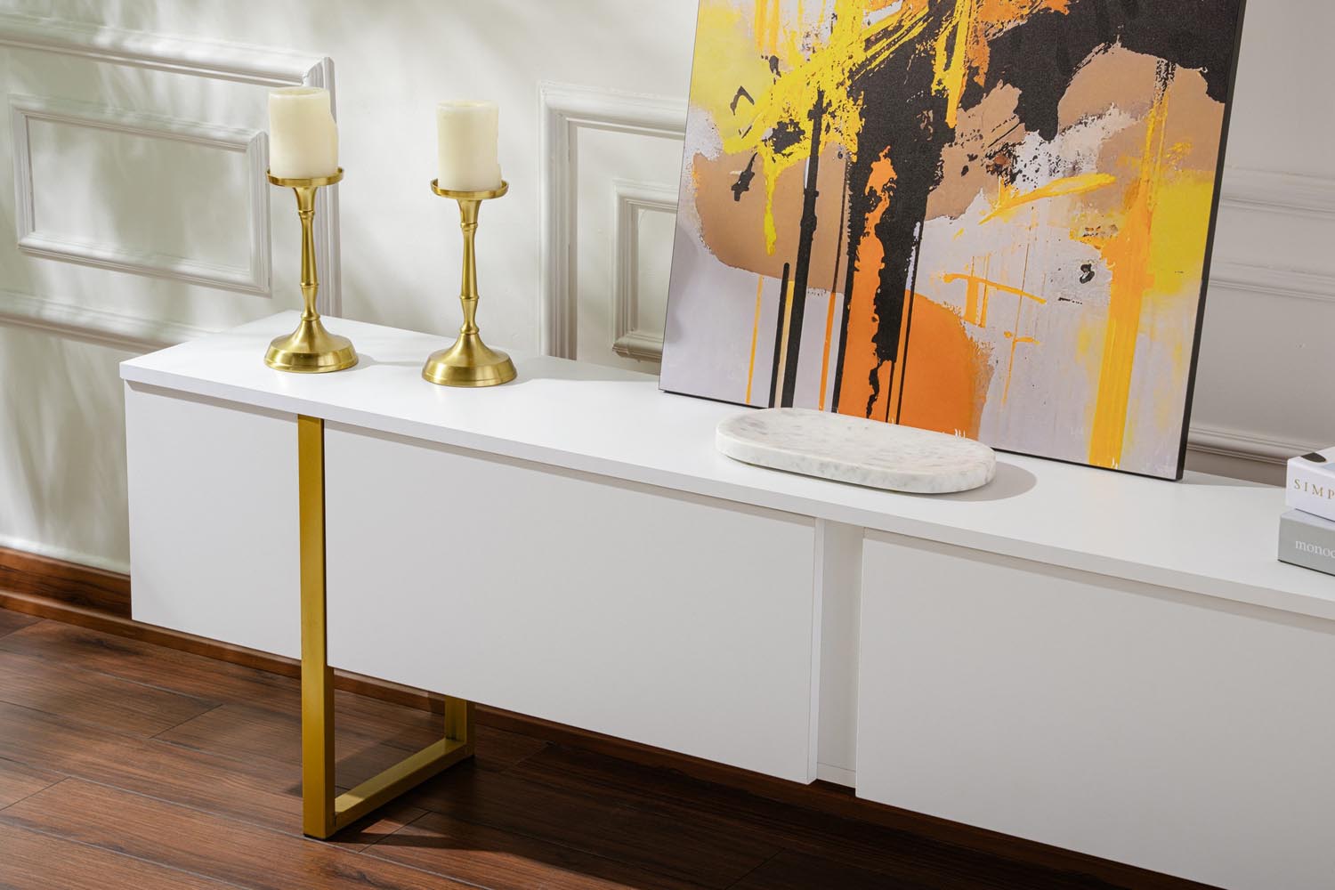 Entdecken Sie das Serenity Sideboard von Nordure in elegantem Weiß und Gold. Perfekt für stilvolle Wohnräume und praktische Aufbewahrung.
