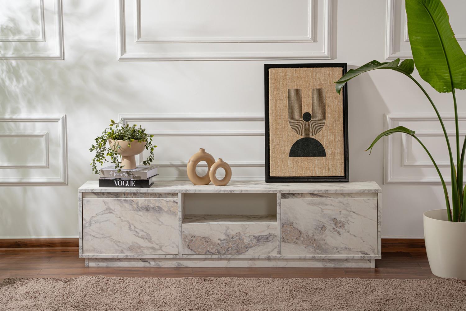 Entdecken Sie das Vanguard Sideboard in Freesia Marmor von Nordure – ein stilvolles Möbelstück, das Eleganz und Funktionalität in Ihr Zuhause bringt.