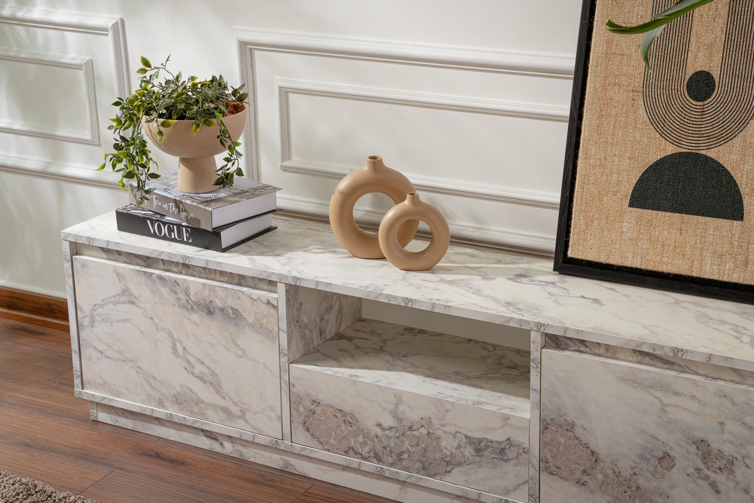 Erleben Sie das Vanguard Sideboard in Freesia Marmor von Nordure – ein elegantes Design, das Stil und Ordnung in Ihr Wohnzimmer bringt.