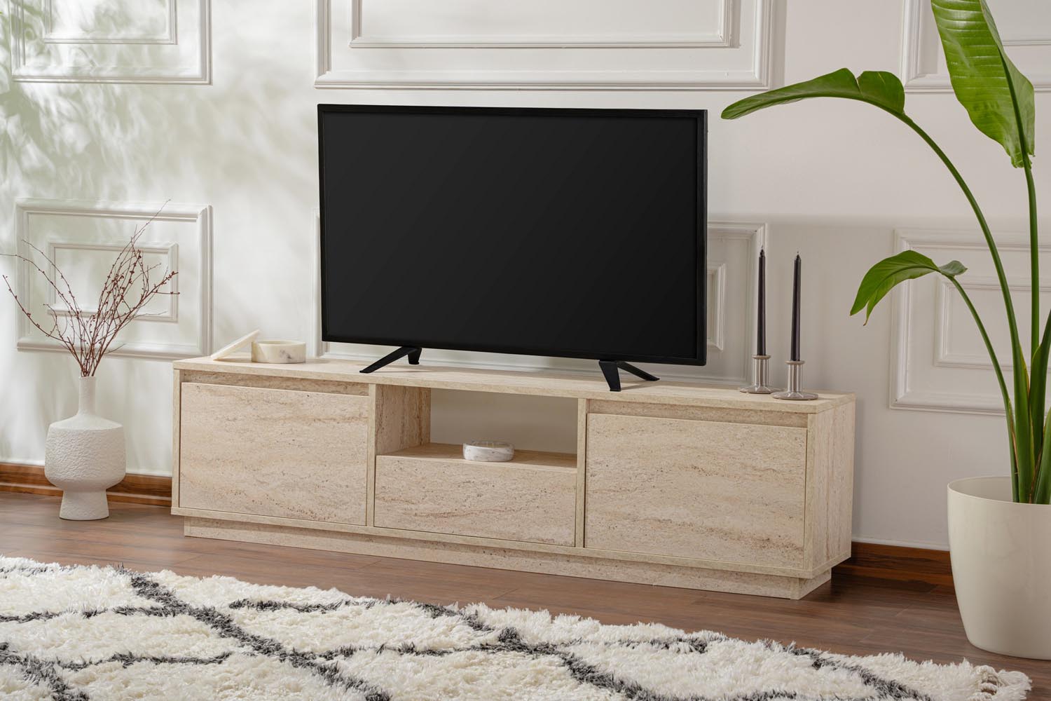 Entdecken Sie das Vanguard Sideboard in Travertin von Nordure – ein eleganter TV-Ständer, der Stil und Funktionalität vereint.