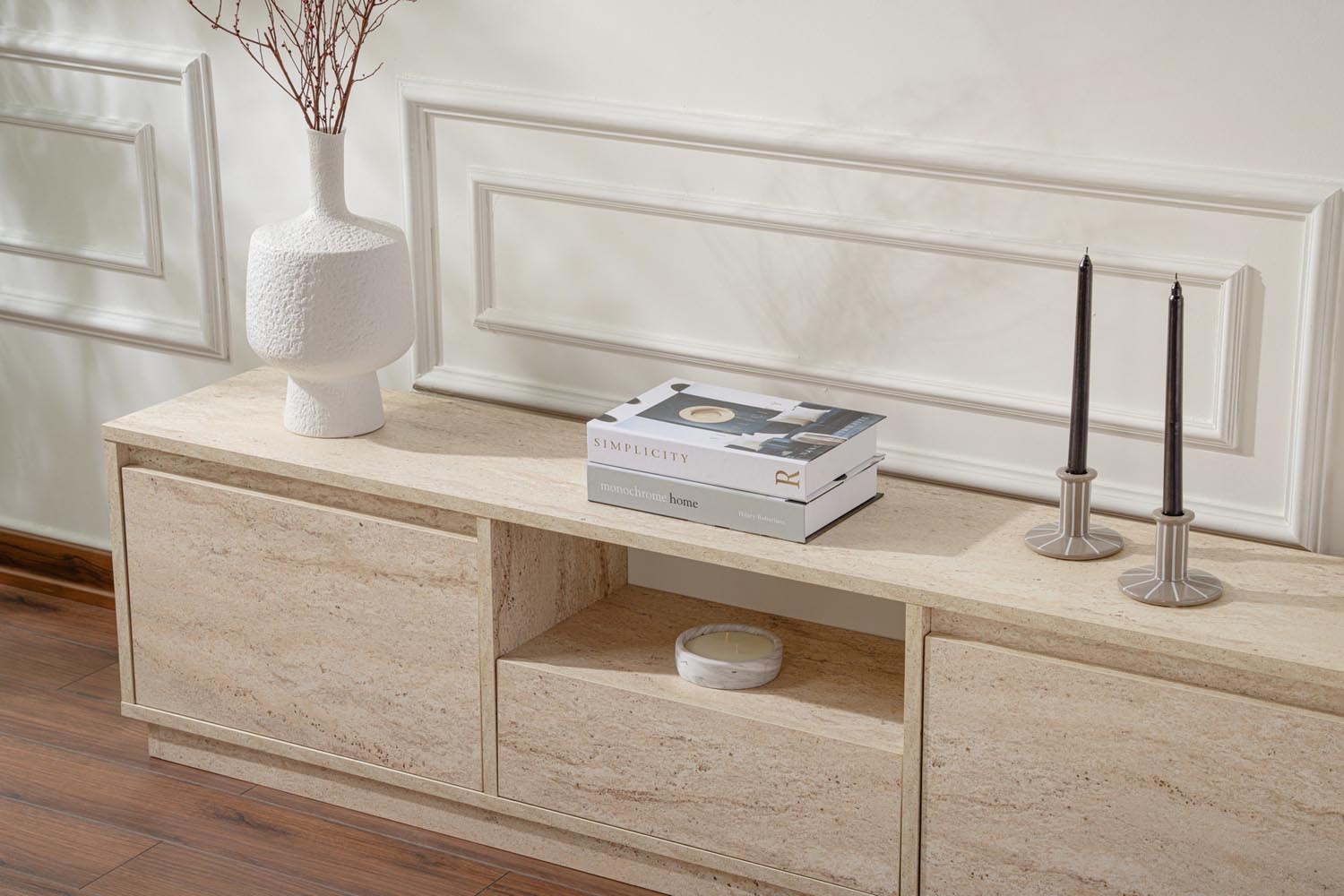 Erleben Sie das Vanguard Sideboard in Travertin von Nordure – ein stilvoller TV-Ständer, der Eleganz und praktischen Stauraum vereint.