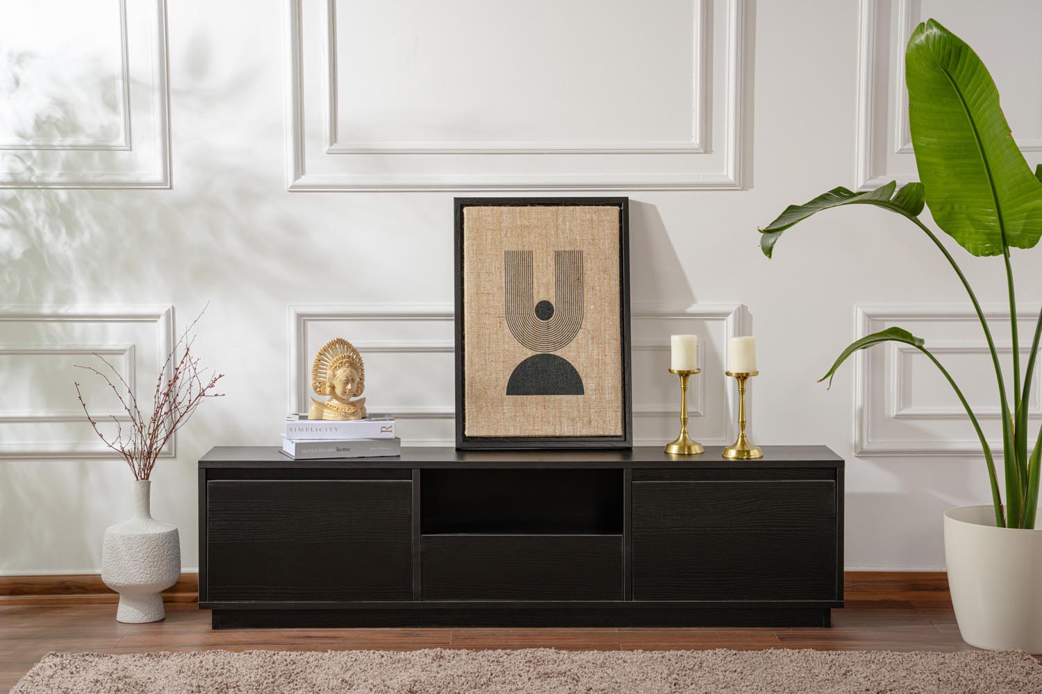 Entdecken Sie das Vanguard Sideboard in Holz Schwarz von Nordure – ein elegantes Möbelstück, das Stil und praktische Funktionalität in Ihr Zuhause bringt.