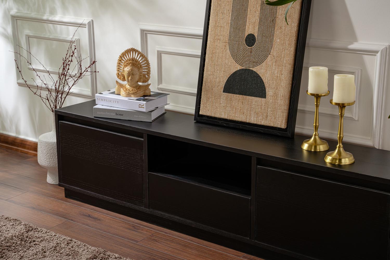 Entdecken Sie das Vanguard Sideboard in Holz Schwarz von Nordure – ein elegantes Möbelstück, das Stil und praktische Nutzung harmonisch verbindet.