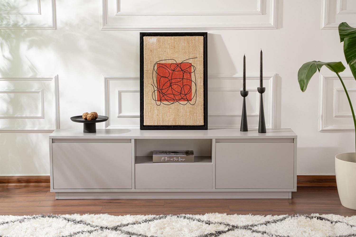 Erleben Sie das Vanguard Sideboard in Grau von Nordure – ein modernes Design, das Eleganz und Funktionalität in Ihr Wohnzimmer bringt.