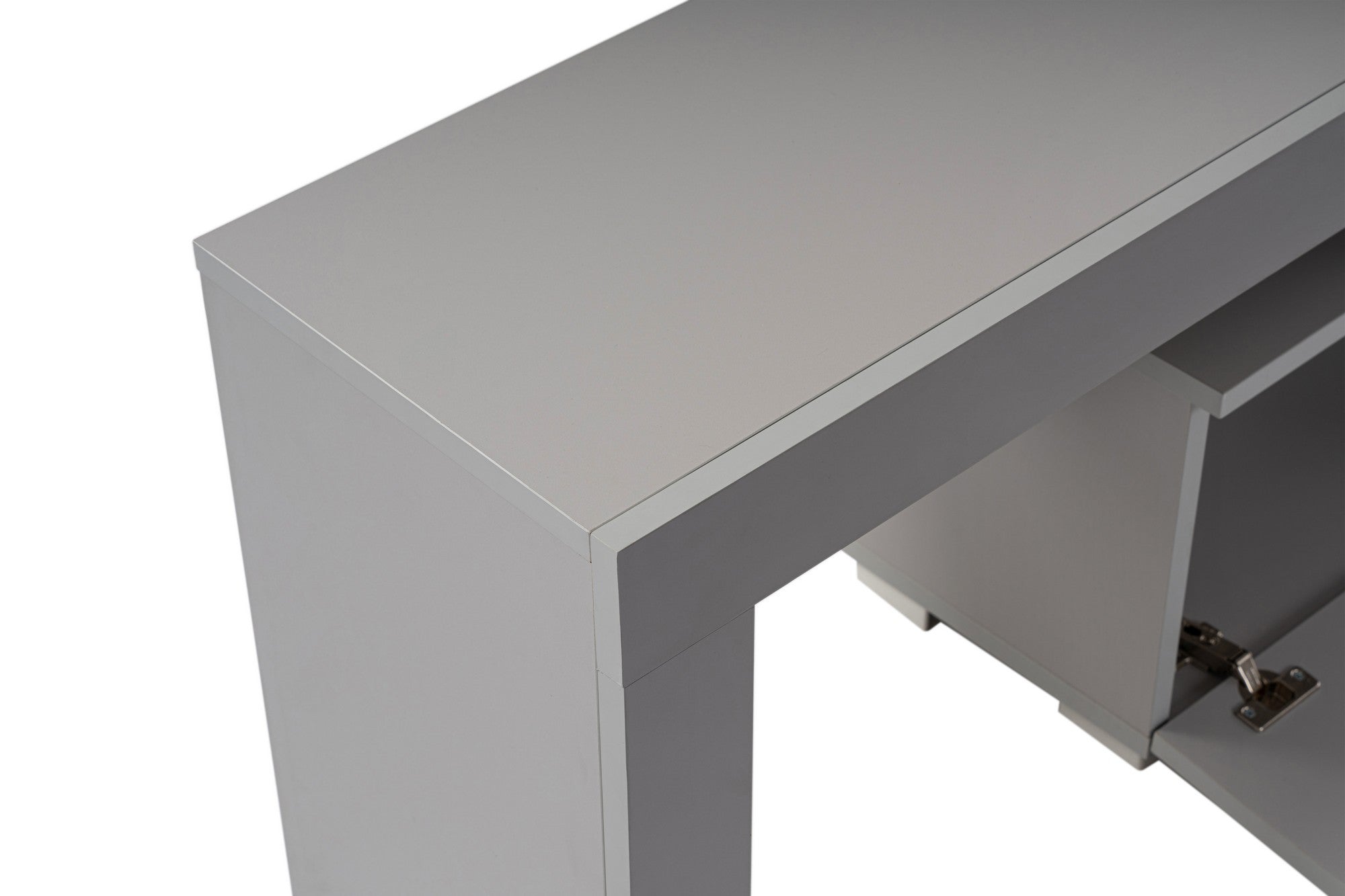 Entdecken Sie das Enclave Sideboard in Grau von Nordure – ein modernes Möbelstück, das Stil und Funktionalität vereint und Ihr Zuhause aufwertet!