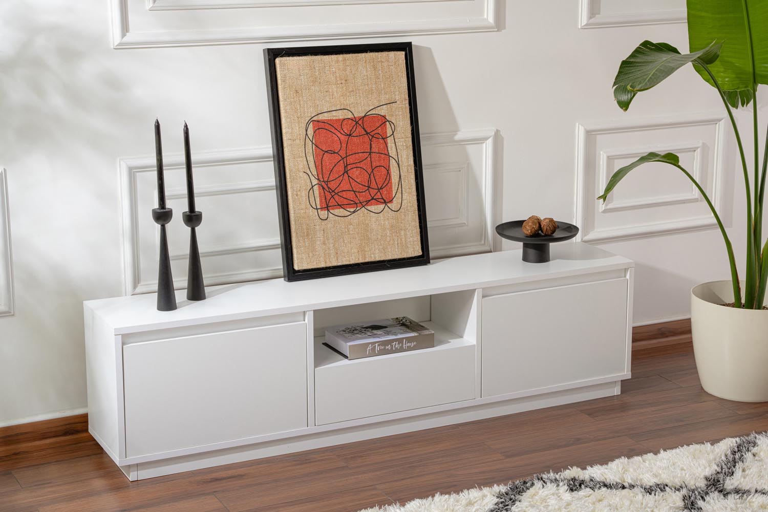 Entdecken Sie das Vanguard Sideboard in natürlichem Weiß von Nordure – stilvoll, robust und ideal für ein elegantes Wohnzimmer.