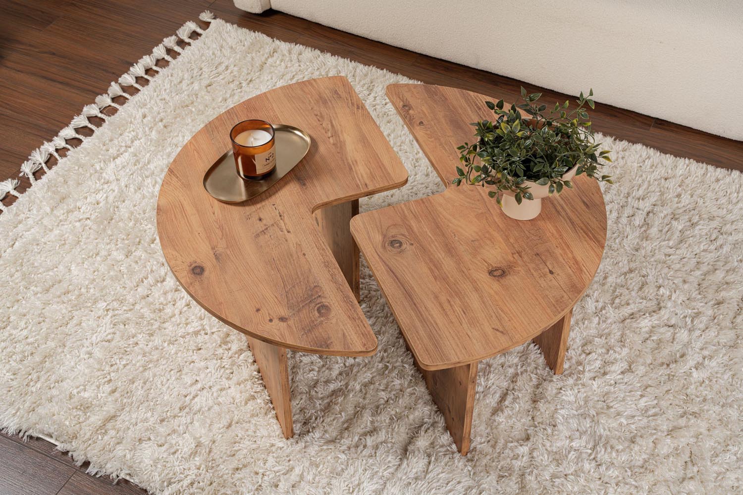 Entdecken Sie den Moira Sofatisch aus Atlantischer Kiefer – ein stilvoller, robuster Tisch, der Ihr Wohnzimmer mit rustikalem Flair bereichert.