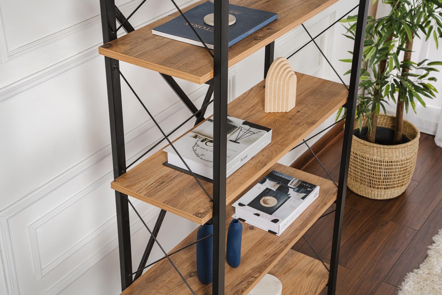 Entdecken Sie das Elysian Bücherregal in Schwarz aus Atlantischer Kiefer von Nordure – stilvoll, robust und ideal für Ihre Bücher und Deko.