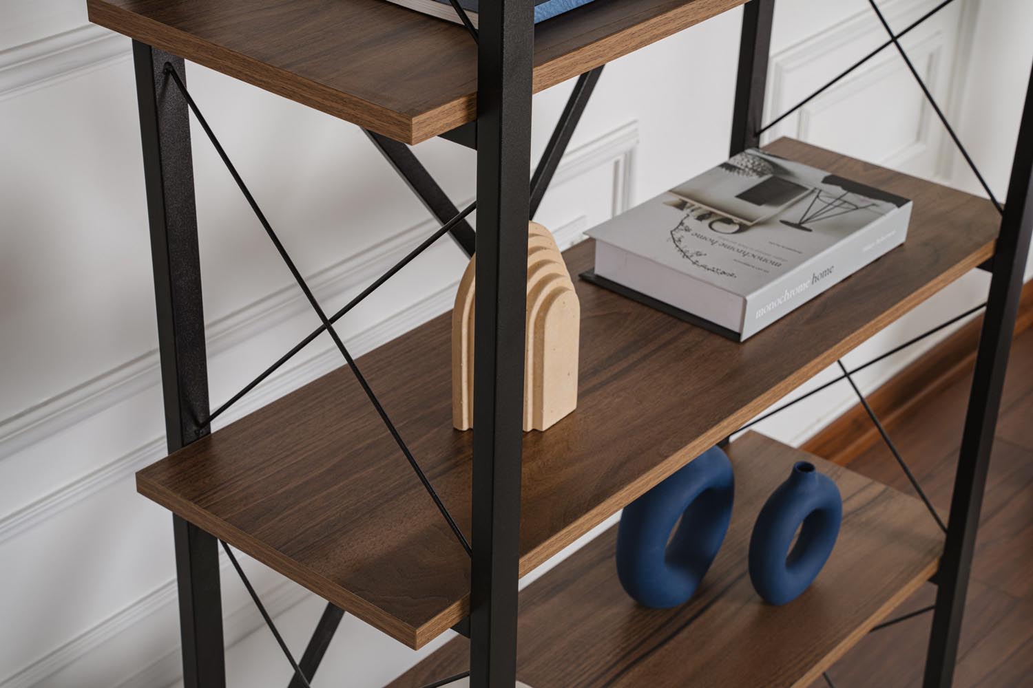 Gestalten Sie Ihr Zuhause neu mit dem Elysian Bücherregal in Walnuss Schwarz von Nordure – elegant, stabil und perfekt für Ihre Bücher und Deko!