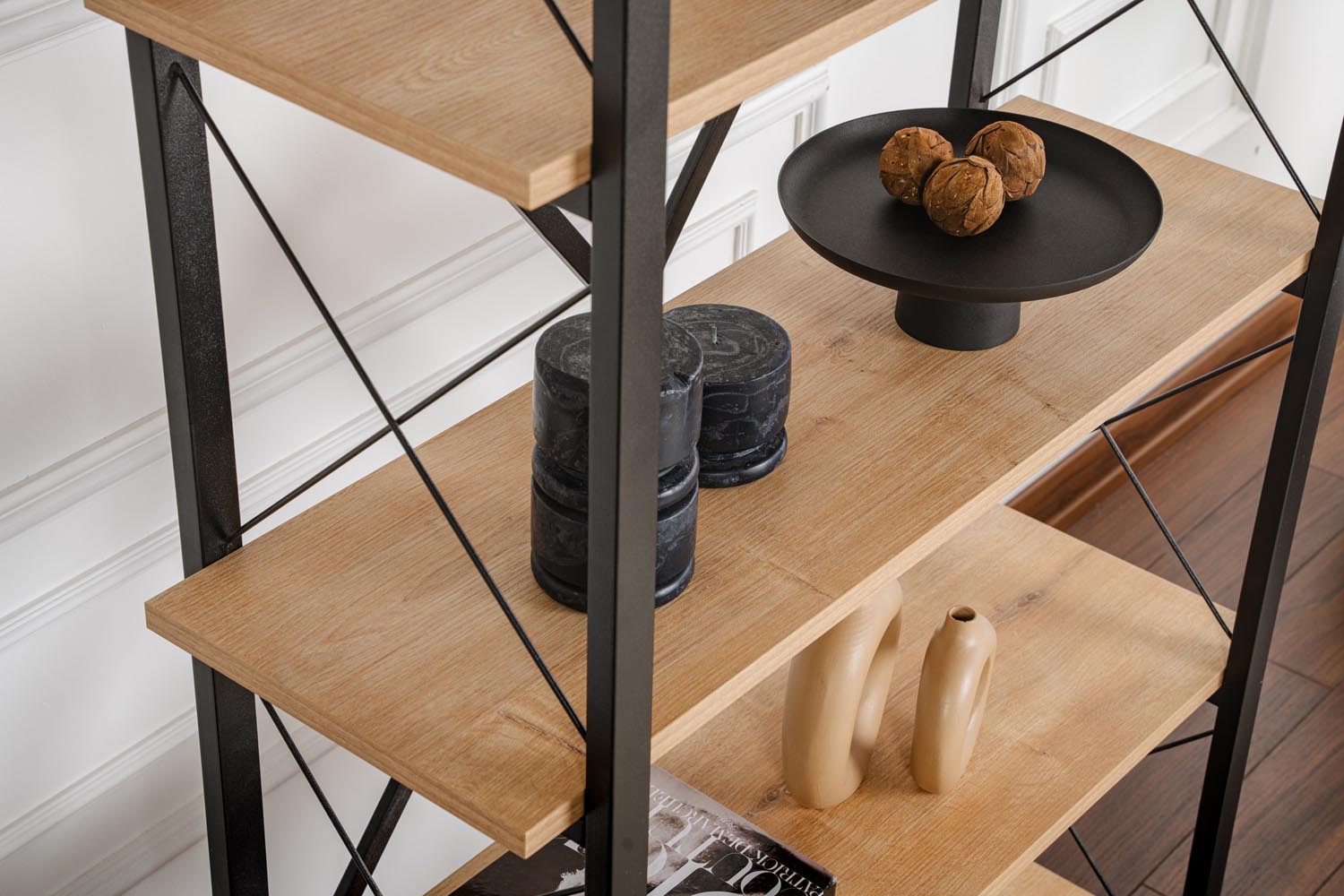 Erleben Sie das Elysian Bücherregal in Eiche Schwarz von Nordure – ein elegantes Möbelstück, das Stil und praktische Funktionalität perfekt kombiniert.