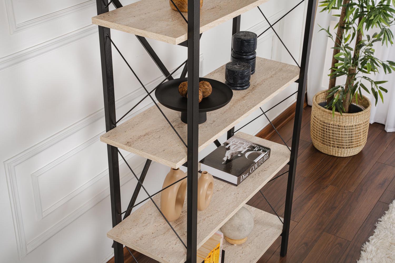 Entdecken Sie das Elysian Bücherregal in Travertin Schwarz von Nordure – eine stilvolle Lösung für Ihre Bücher und Deko, die jeden Raum aufwertet!