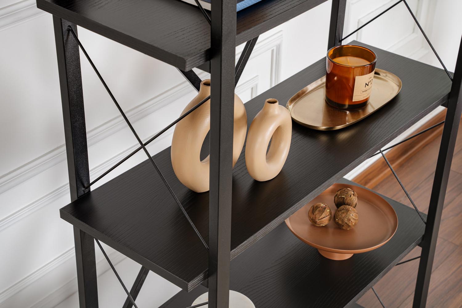 Gestalten Sie Ihr Zuhause mit dem Elysian Bücherregal in Holz Schwarz von Nordure – eine stilvolle Lösung für Bücher und Dekoration, die Eleganz und Funktionalität vereint.