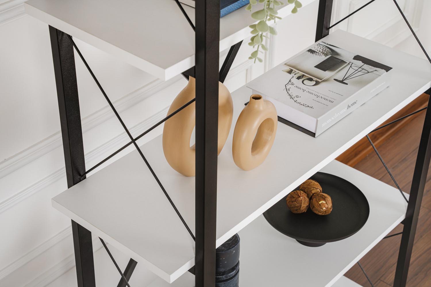 Verleihen Sie Ihrem Zuhause mit dem Elysian Bücherregal von Nordure in elegantem Weiß und Schwarz einen modernen Akzent. Robust, praktisch und stilvoll!