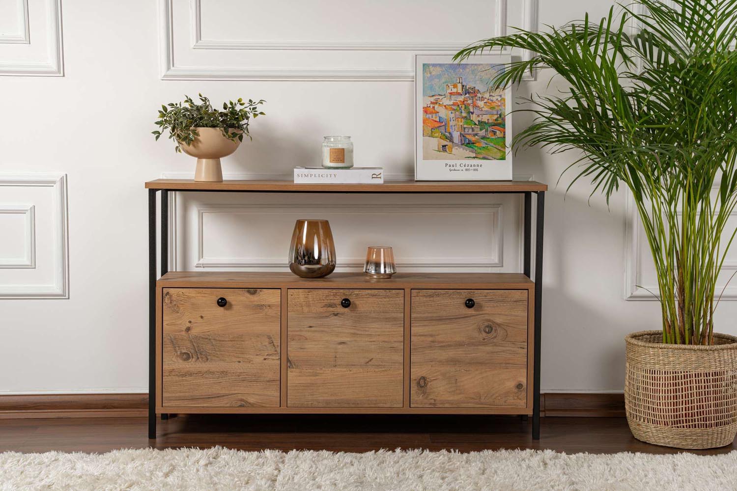 Erleben Sie das elegante Solace High-Sideboard aus Atlantischer Kiefer in Schwarz von Nordure. Perfekte Kombination aus Stil und praktischer Aufbewahrung!