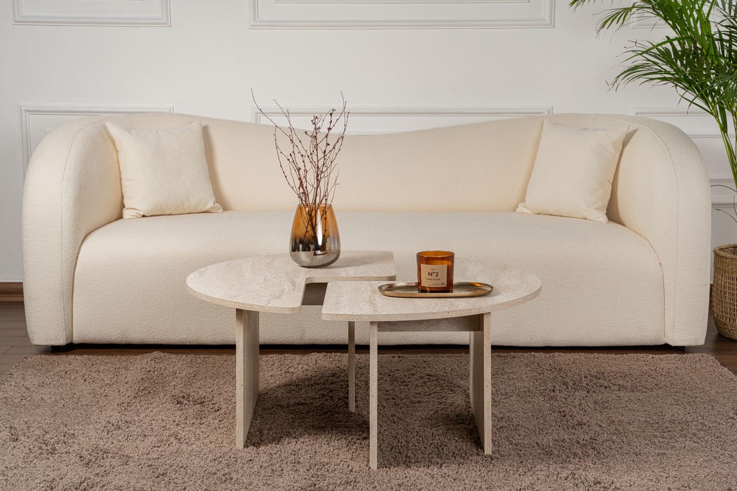 Erleben Sie den Moira Sofatisch aus Travertin von Nordure – ein elegantes Design, das Wärme und Stil in Ihr Zuhause bringt.