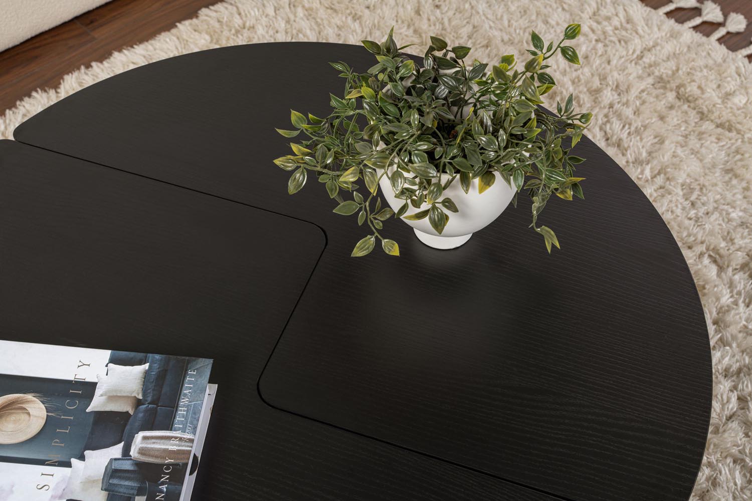 Der Moira Sofatisch in Wood Black kombiniert stilvolle Eleganz mit Funktionalität und passt perfekt in jedes Zuhause.