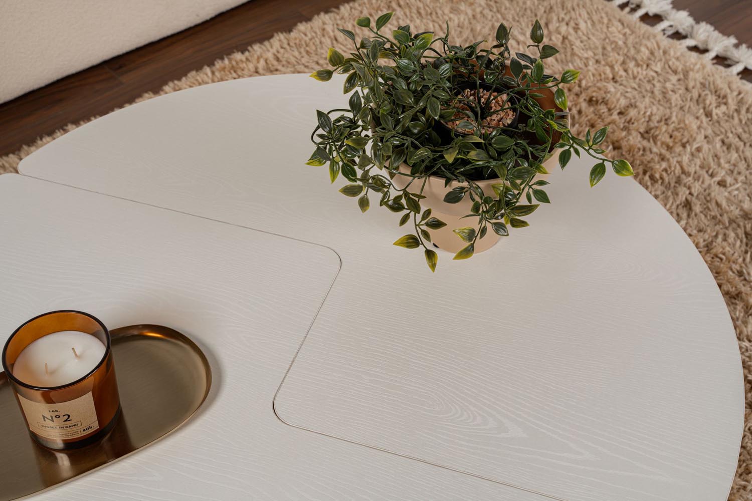 Erleben Sie den Moira Sofatisch in Holz Weiß von Nordure – ein zeitloses Design, das Eleganz und Funktionalität in Ihr Zuhause bringt.