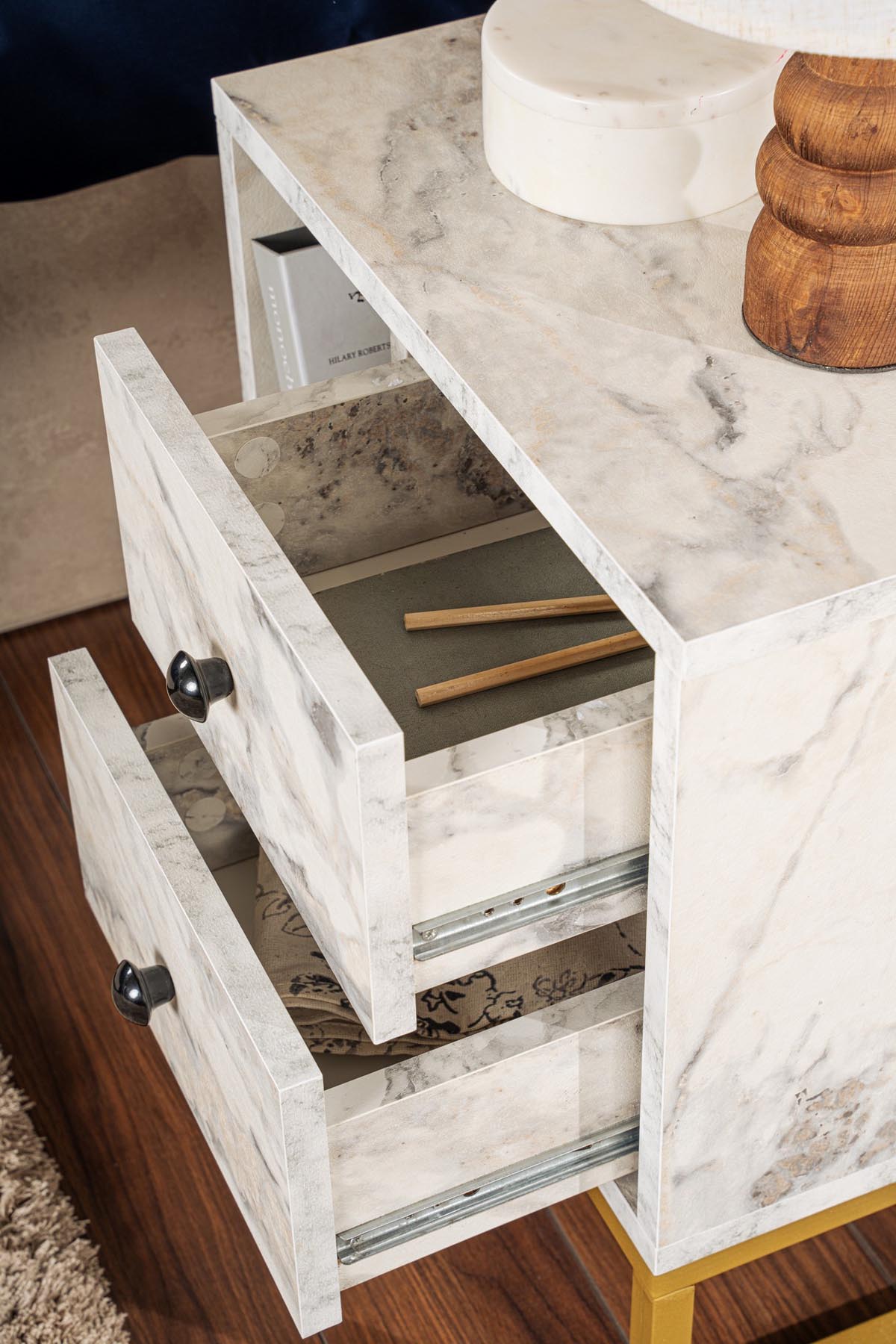 Verleihen Sie Ihrem Schlafzimmer mit dem Glimmer Nachttisch aus Freesia-Marmor und Gold einen Hauch von Luxus und zeitloser Eleganz.