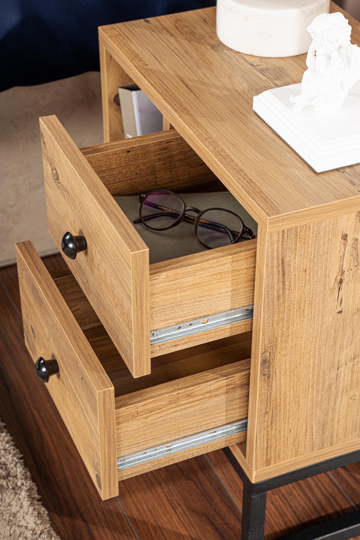 Moderner Nachttisch aus atlantischer Kiefer in Schwarz, vereint Funktionalität und Stil. Perfekt für kleine Räume und elegante Schlafzimmer.