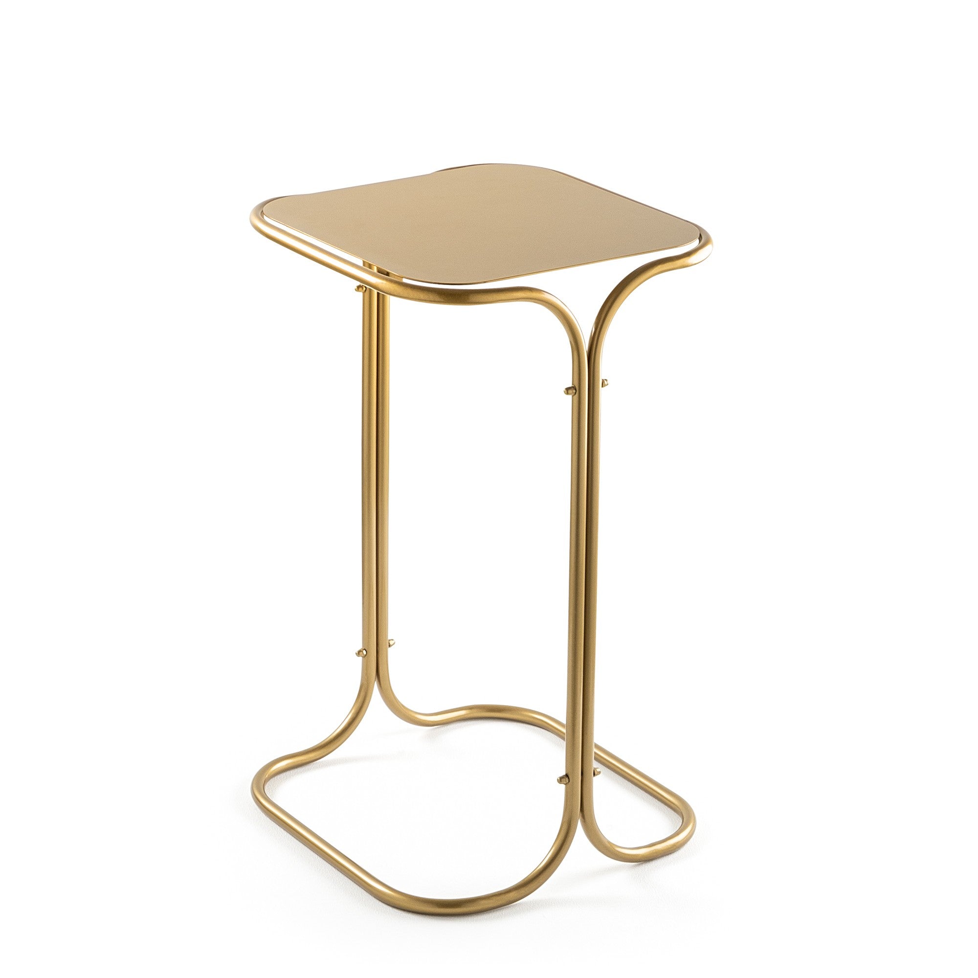Erleben Sie den luxuriösen SHB Sofatisch von Hanah Home. Aus robustem Metall in edlem Gold, vereint er zeitlose Eleganz mit praktischer Funktionalität.
