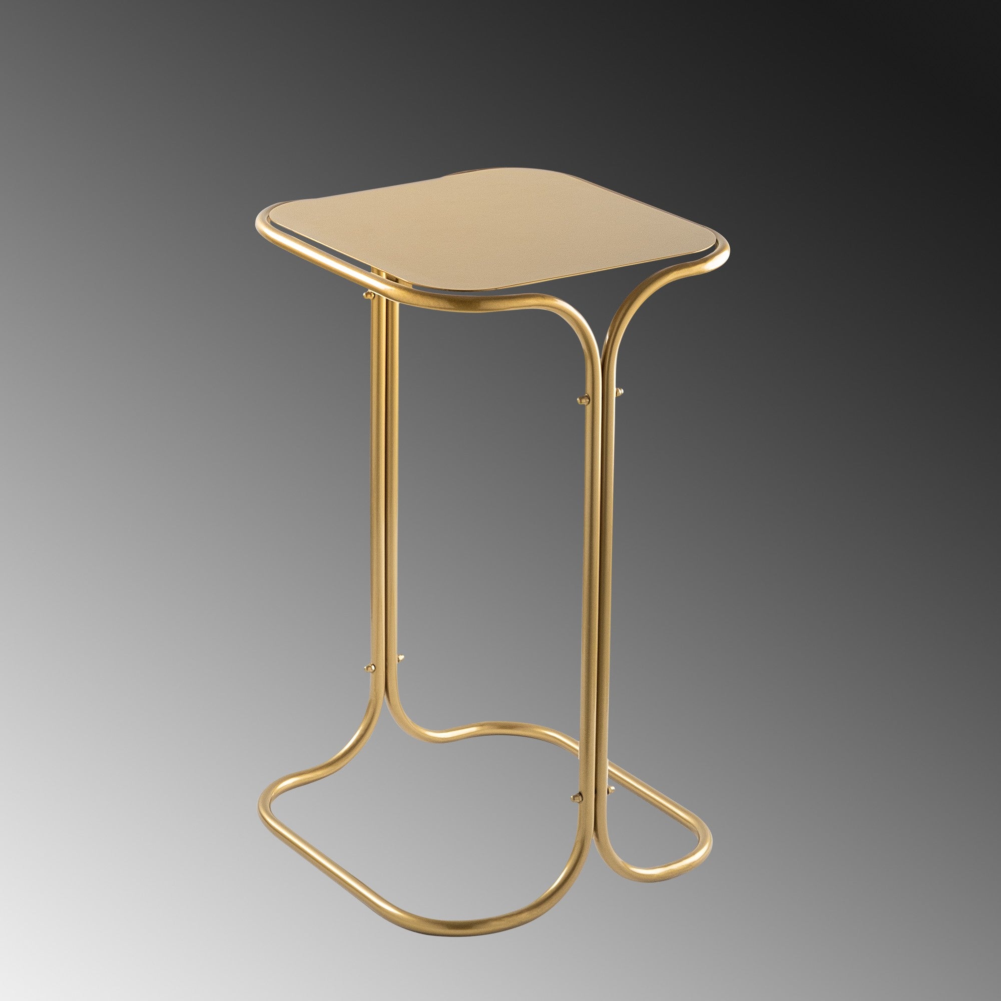 Entdecken Sie den SHB Sofatisch von Hanah Home: Ein eleganter, goldener Metalltisch, der Stil und Langlebigkeit in Ihr Zuhause bringt.