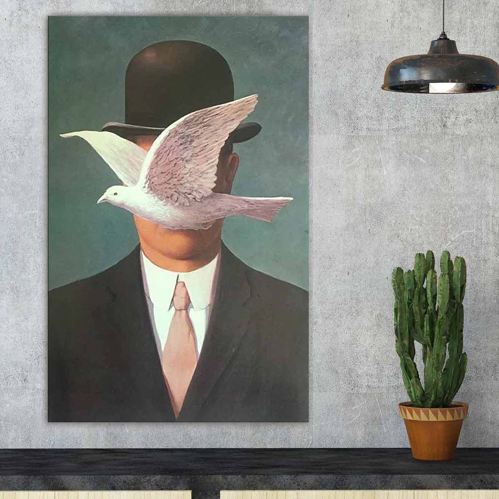 Entdecken Sie das faszinierende Leinwandbild "Der Mann mit Melone" von René Magritte. Ein Meisterwerk, das Ihre Wände zum Leben erweckt!