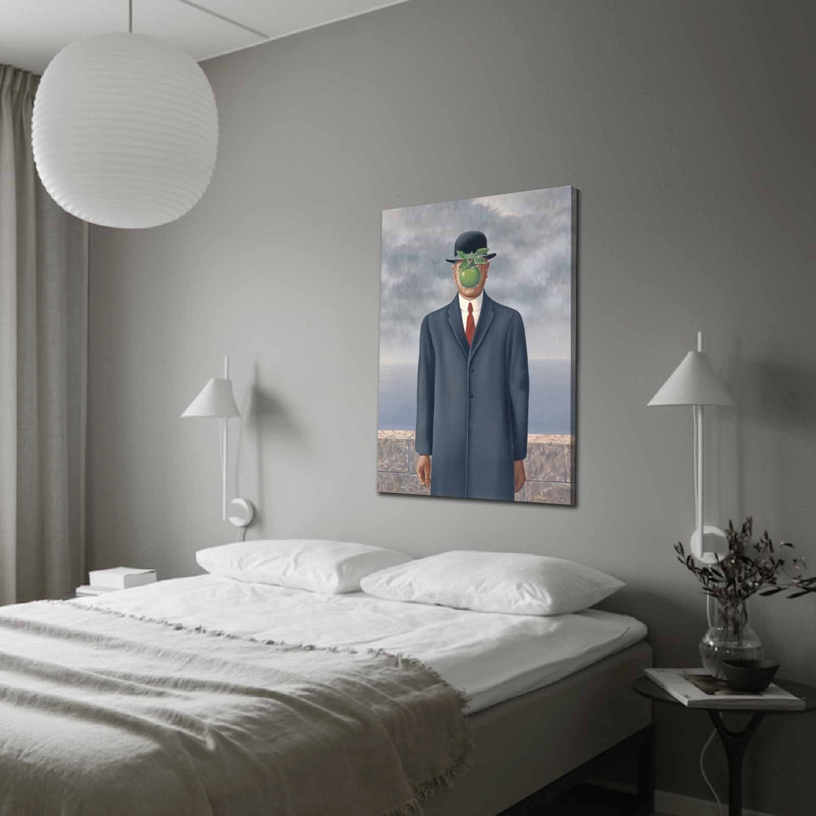 Verleihen Sie Ihrem Zuhause mit dem Leinwandbild "Der Menschensohn" von René Magritte einen Hauch von Surrealismus und Raffinesse.