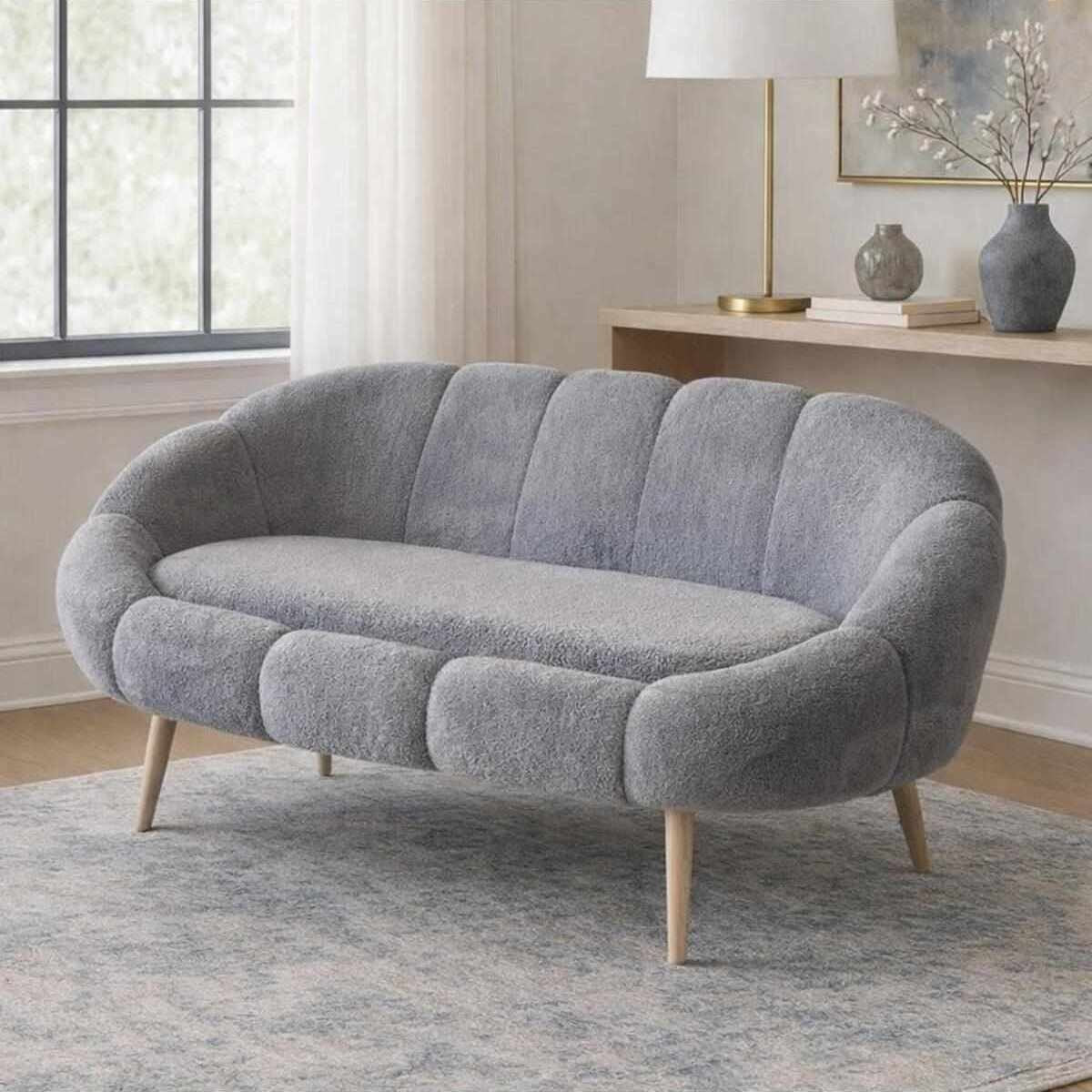 Graues 2-Sitzer Sofa Lida von Hanah Home mit Wellsoft-Stoffbezug, Eschenholzbeinen und geflügelter Rückenlehne im Wohnraum.