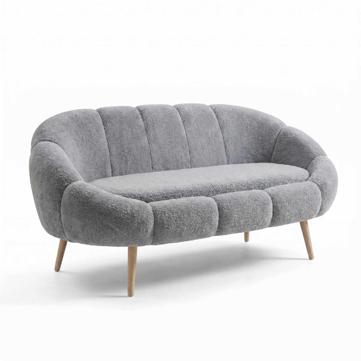 Graues 2-Sitzer Sofa Lida von Hanah Home mit Wellsoft-Stoffbezug, Eschenholzbeinen und geflügelter Rückenlehne im Wohnraum.