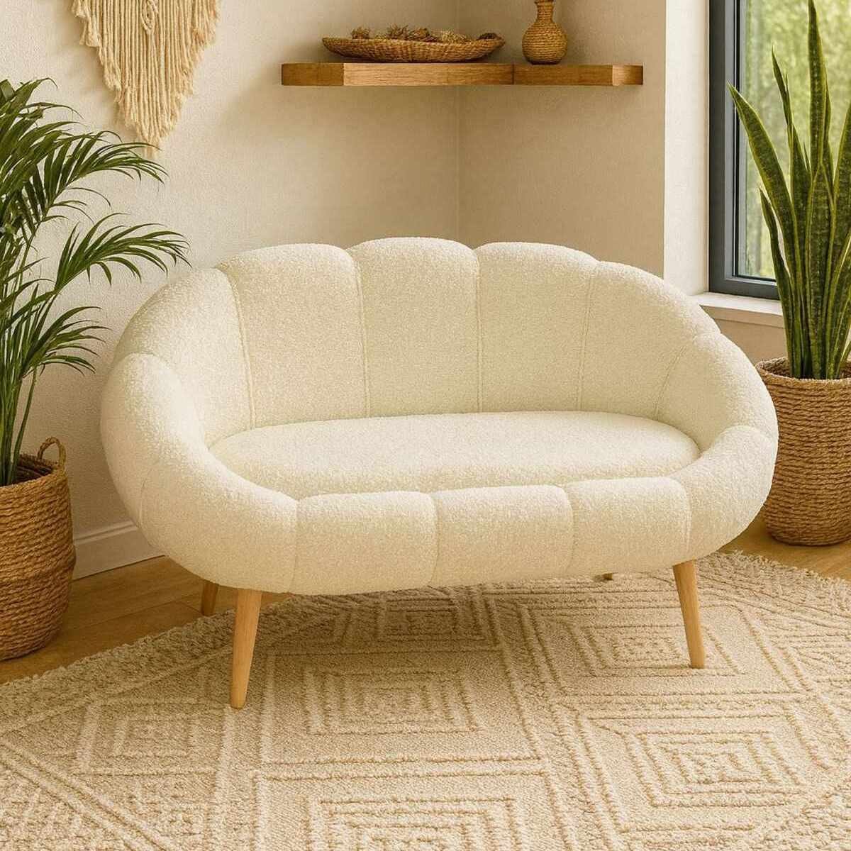 Weisses 2-Sitzer Sofa Lida von Hanah Home mit Wellsoft-Stoffbezug, Flügel-Design und Beinen aus Eschenholz, Masse 130x50x105 cm.
