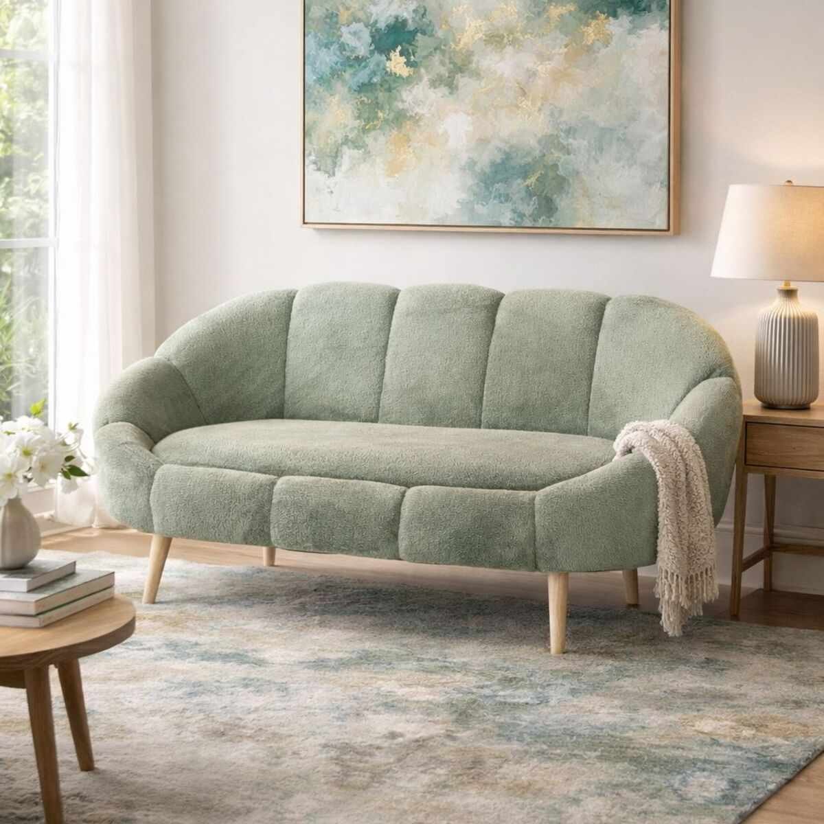 Grünes 2-Sitzer Sofa Lida mit Wellsoft-Stoffbezug, Eschenholzbeinen und Massen 130x50x105 cm auf hellem Hintergrund fotografiert.