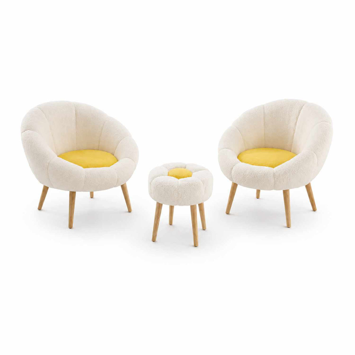 Zwei Ohrensessel und ein runder Pouf in Weiss/Gelb mit Wellsoft-Stoffbezug und Beinen aus Esche auf hellem Hintergrund.