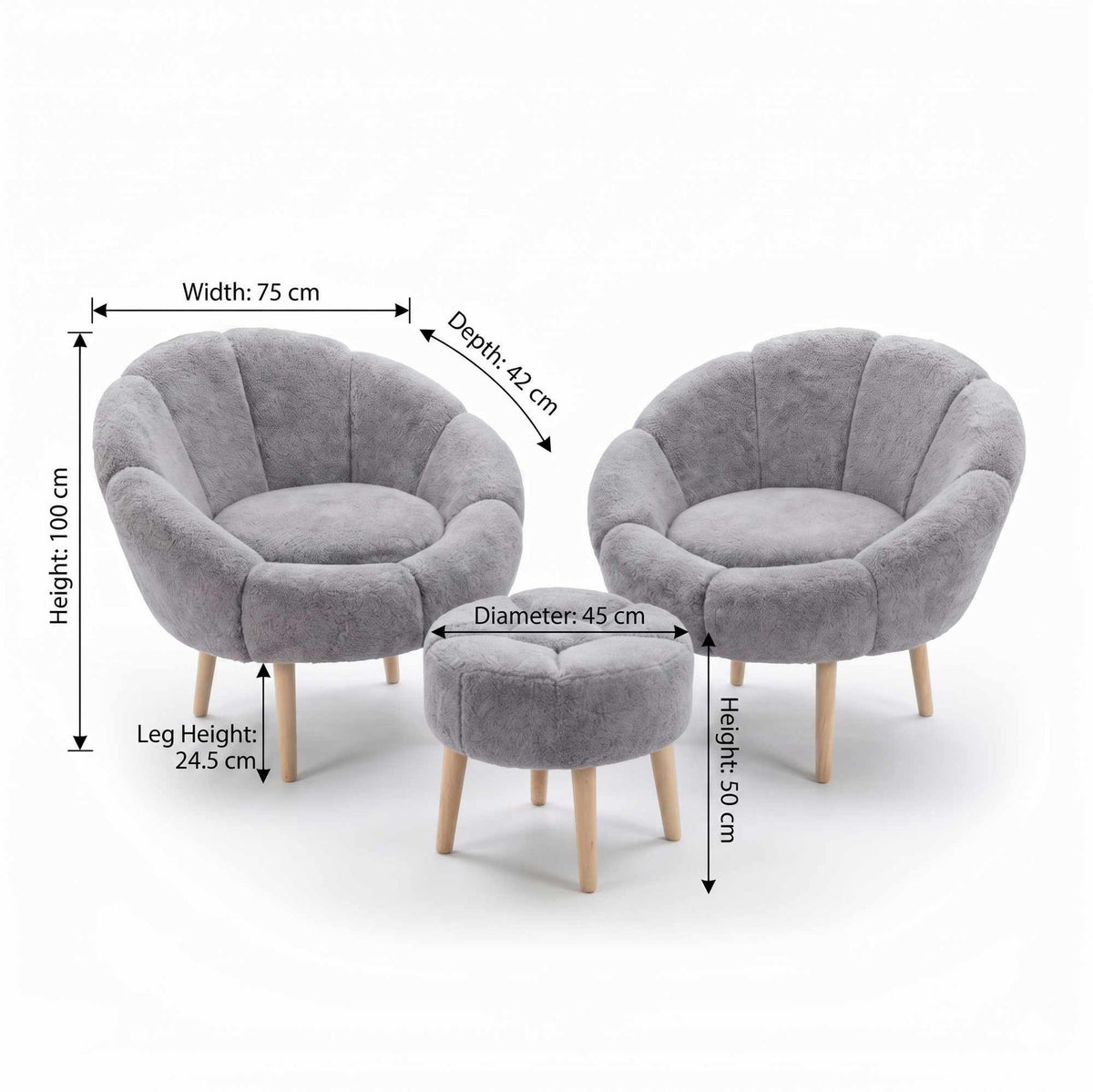 Zwei graue Ohrensessel mit Wellsoft-Stoffbezug und Eschenholzbeinen sowie ein passender runder Pouf, dreiteiliges Sitzmöbel-Set von Hanah Home.