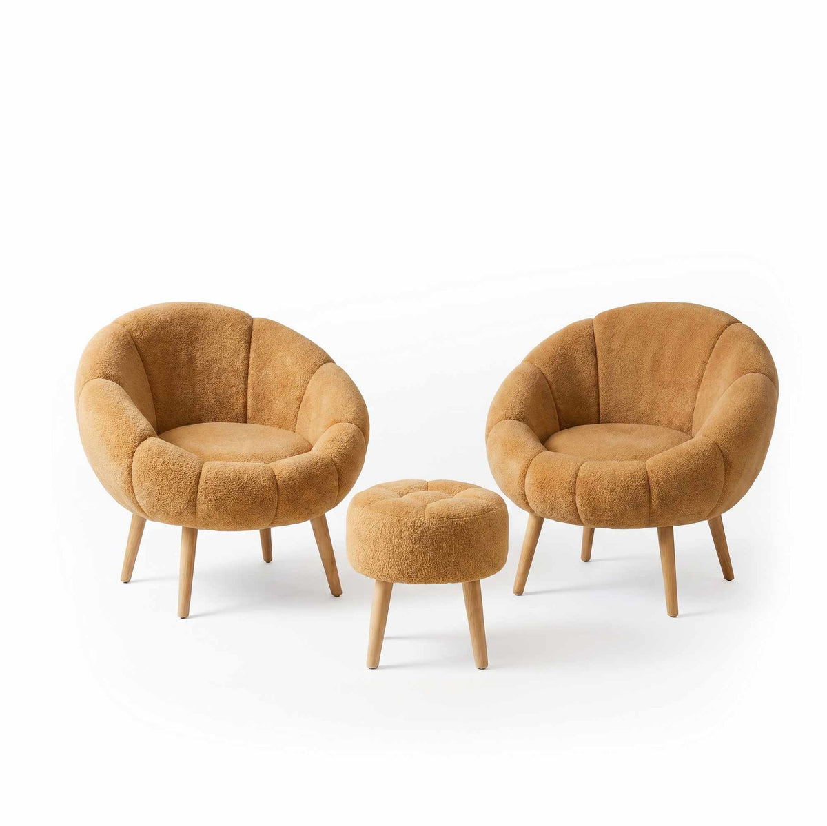 Zwei braune Ohrensessel und ein runder Pouf aus Wellsoft-Stoff mit Eschenholzbeinen, Sitzmöbel-Set von Hanah Home.