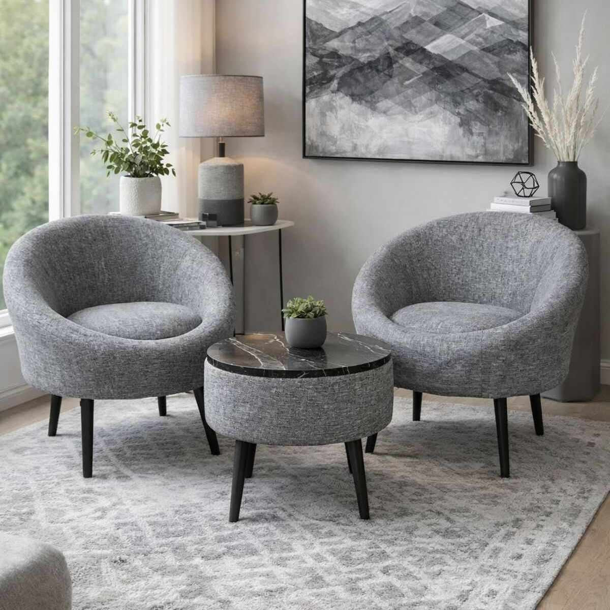 Zwei graue Ohrensessel aus Leinenstoff mit Eschenholzbeinen und runder Couchtisch aus grauer Spanplatte, Wohnzimmer-Set von Hanah Home.