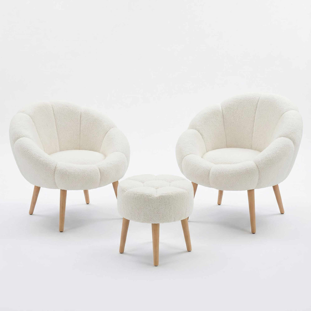 Weisser Ohrensessel mit Wellsoft-Stoffbezug und Eschenholzbeinen neben passendem rundem Pouf, dreiteiliges Set von Hanah Home.