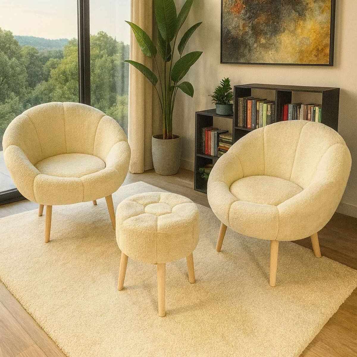 Zwei cremefarbene Ohrensessel mit Wellsoft-Bezug und Eschenholzbeinen sowie runder Pouf, 3-teiliges Set von Hanah Home.