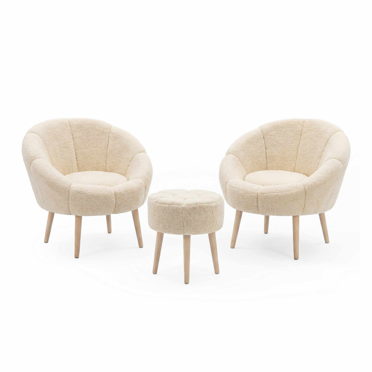 Zwei cremefarbene Ohrensessel mit Wellsoft-Bezug und Eschenholzbeinen sowie runder Pouf, 3-teiliges Set von Hanah Home.